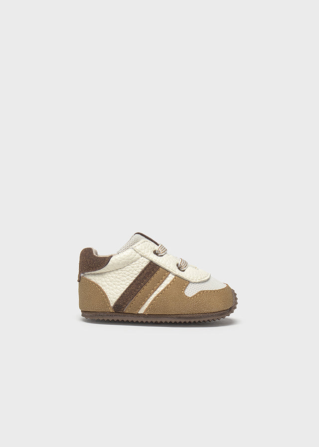 Deportivas marrones bebe