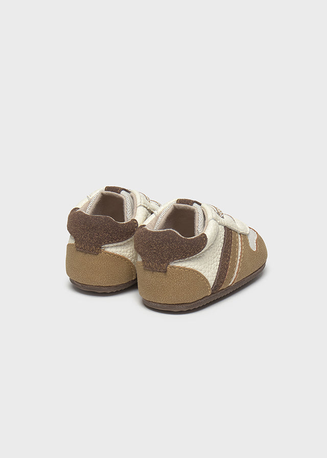 Deportivas marrones bebe