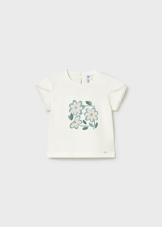 Camiseta con flores gráficas